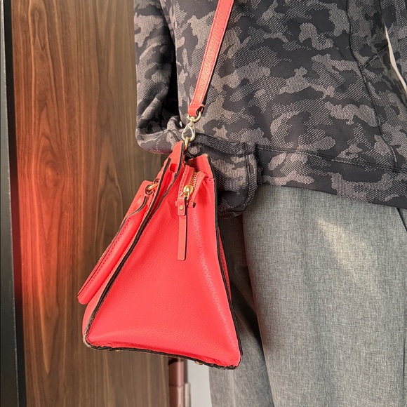 Kate Spade EUC coral pebble, leather satchel bag. Cross/removeable strap - Picture 5 of 11